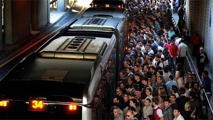 إزدحام كبير على حافلات المترو بوس في إسطنبول