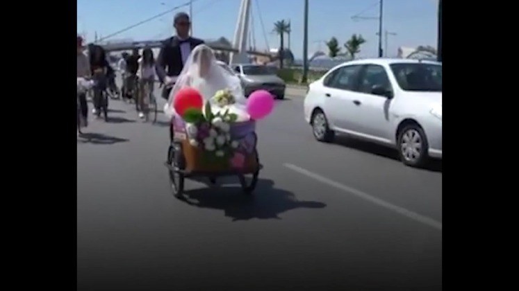 شاهد كيف زفّ هذا العريس التركي عروسته