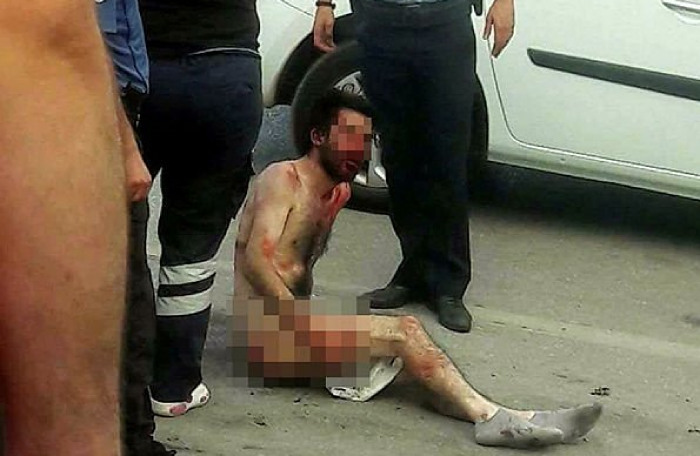 مواطنون أتراك يناهلون بالضرب على شاب تركي خرج عارياً إلى الشارع هارباً من حماة عشيقته