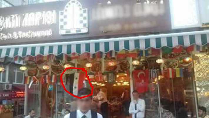 جدل واسع بين السوريين في تركيا على خلفية علم معلّق على واجهة مطعم سوري في إسطنبول .. وهذه بعض الردود !!