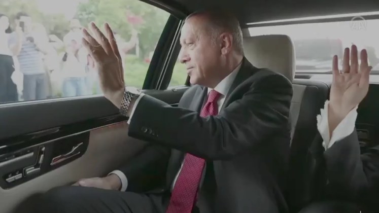 الرئيس أردوغان في سيارته الرئاسية