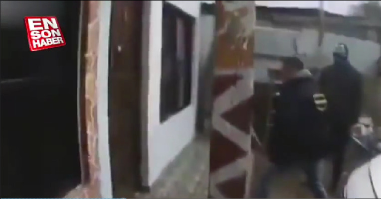 تركيا: إنتشار فيديو بشكل واسع لشرطي تركي وهو يحاول خلع باب منزل ولكن كانت النتيجة صادمة