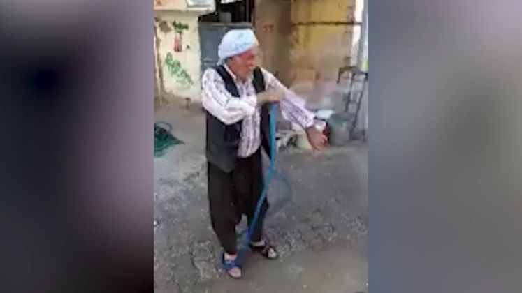 بالفيديو: هكذا إختار رجل تركي مسن تلطيف الجو الحار في شانلي أورفه