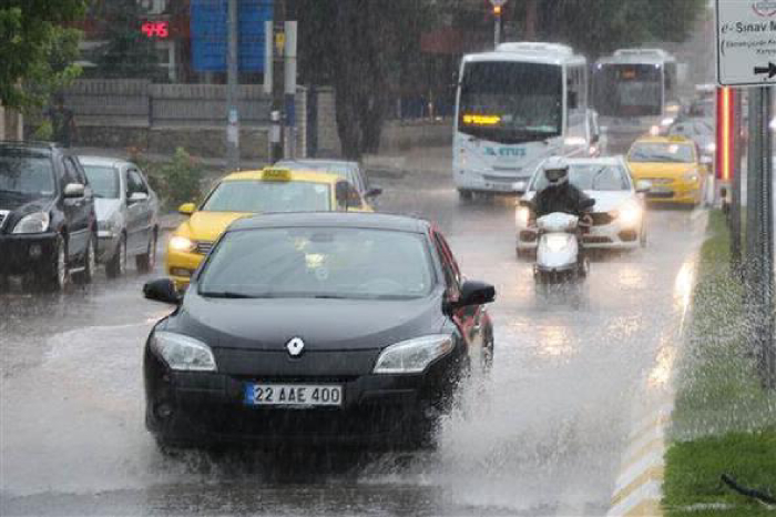 هطول الأمطار أدى إلى شلل مدينة إدرنة