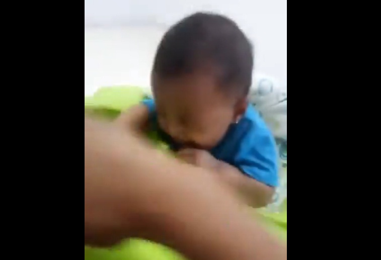 السعودية: فيديو لأم تعذب طفلتها الرضيعة يثير غضباً واسعاً