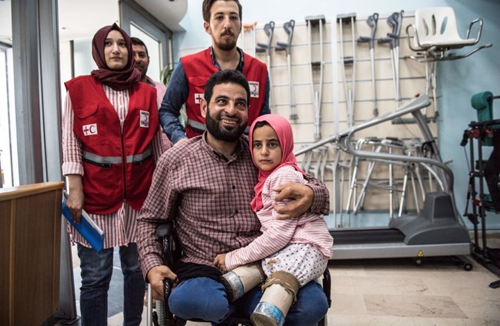 الطفلة السورية “مايا” تخطو أولى خطواتها في تركيا