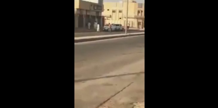 بالفيديو.. سعودي يهدد مقيمًا بالسلاح