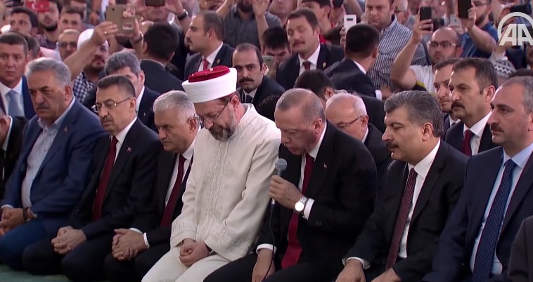الرئيس أردوغان يرتل القرآن ترحما على شهداء الإنقلاب الفاشل (الفيديو الأكثر إنتشارا)