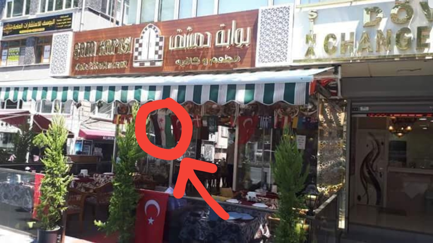 المطعم السوري في إسطنبول والذي أثار جدلاً واسعاً بسبب العلم .. يعتذر للسوريين ويستبدل العلم (صور)