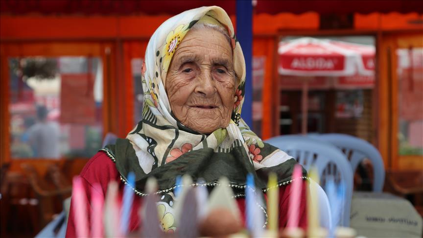 المعمرة التركية “شاهينده” تحتفل بعيد ميلادها الـ”100″