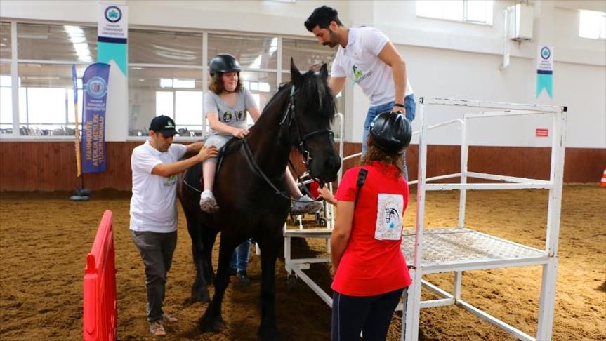 “أسكي شهير” بتركيا.. العلاج بامتطاء الخيول