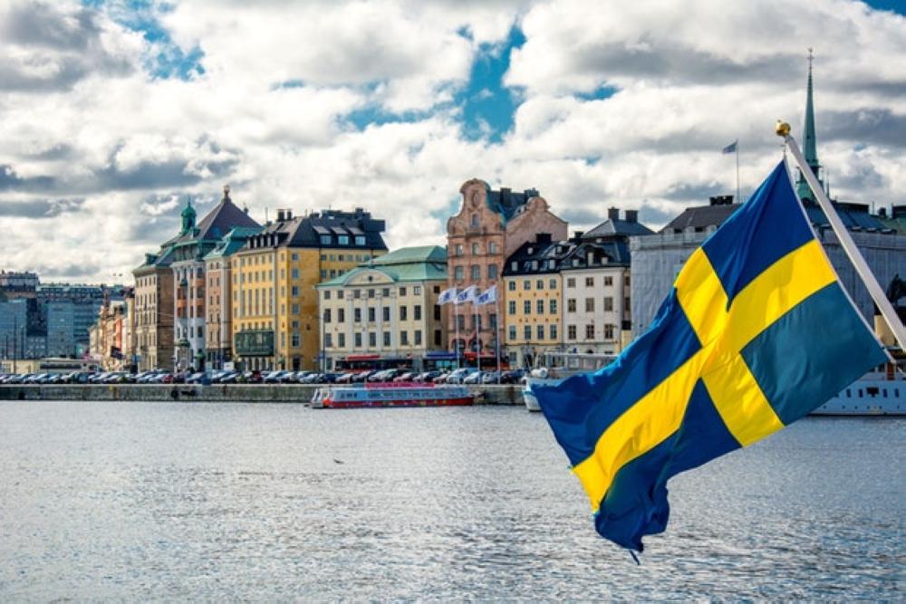 السويد: حكم تاريخي بتعويض مسلمة رفضت المصافحة