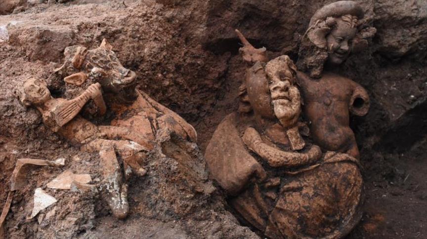 اكتشاف 3 تماثيل في قلعة تركية يفوق عمرها 2000 عام