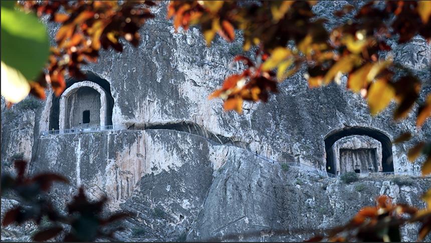 مقابر “بونتوس” الصخرية بأماسيا التركية محط أنظار السائحين