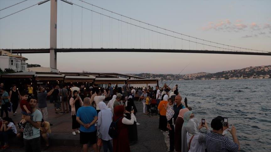 “سيلفي” مع جسر الشهداء في إسطنبول يستهوي السائحين السعوديين