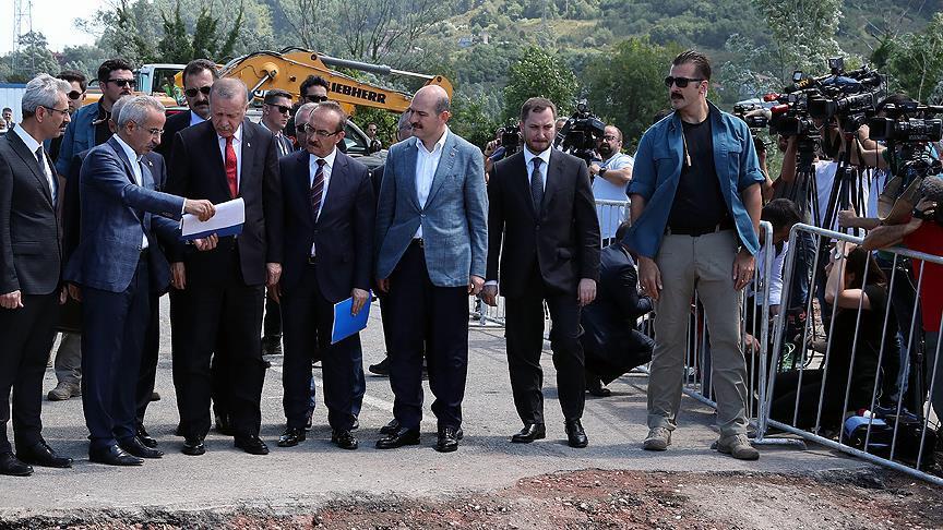 أردوغان يتفقد جسرا تضرر من الفيضانات بـ “أوردو”