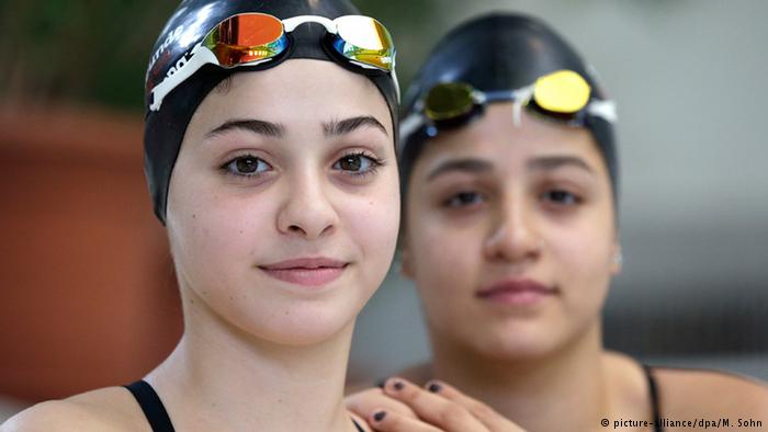 اعتقال السباحة السورية سارة مارديني لإنقاذها مهاجرين من الغرق