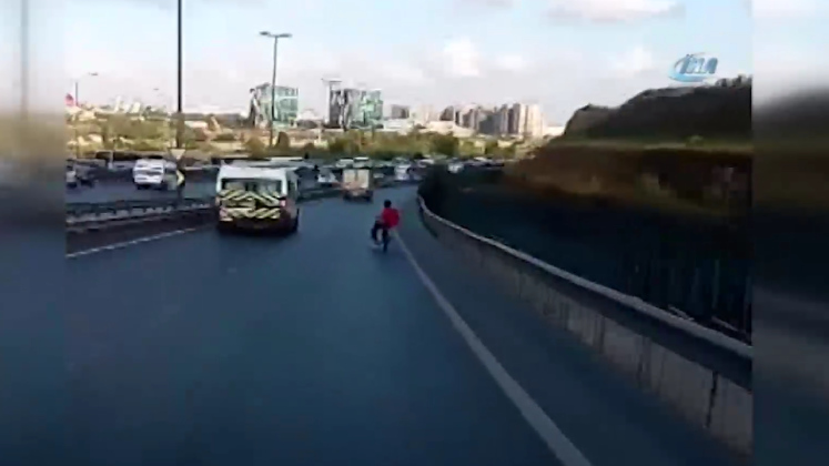 شاهد آخر صرعة بقيادة الدراجات على الطرق السريعة في تركيا