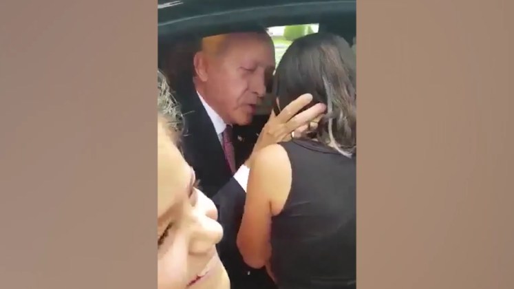 شاهد كيف تفاعل الرئيس أردوغان مع أطفال نادوه “يا جدّي”