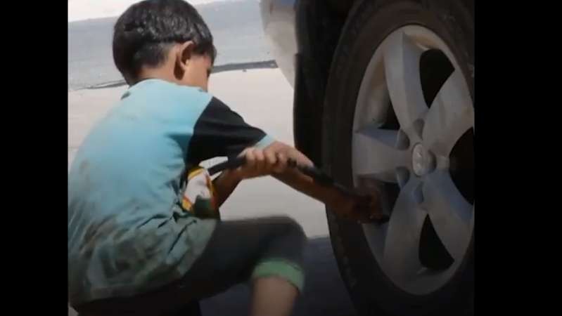 فيديو لطفل سوري يثير ردود فعل متباينة لدى الشارع التركي بسبب العمل