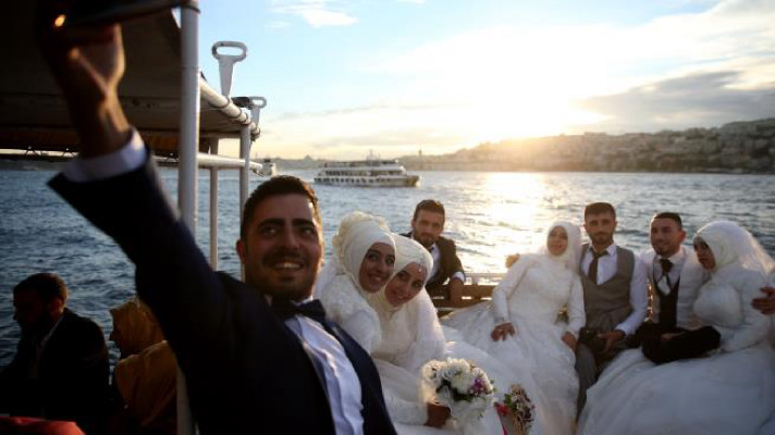 شباب سوريون على خطى الشباب الأتراك في الزواج الجماعي على نفقة الجمعيات بتركيا