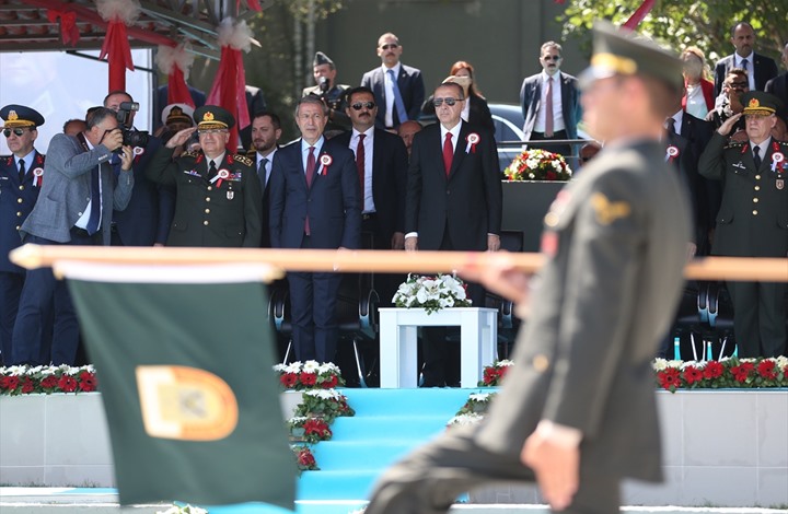 أردوغان خلال حفل لتخريج ضباط بالجيش في مدينة بالكإسير