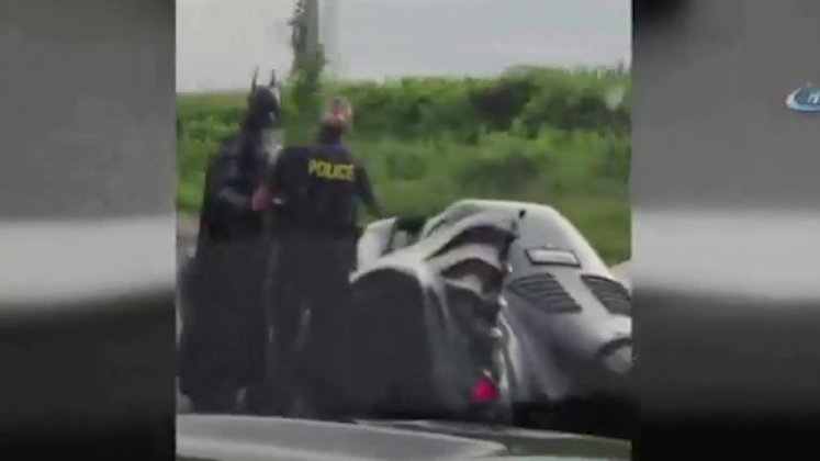 شاهد بالفيديو.. الشرطة الكندية تلقي القبض على “باتمان”!!