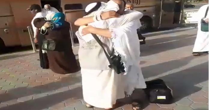شقيقان سوريّان تجمعهما مكة لأول مرة منذ سنوات بعد أن فرقهما “نظام الأسد” (فيديو مؤثر)