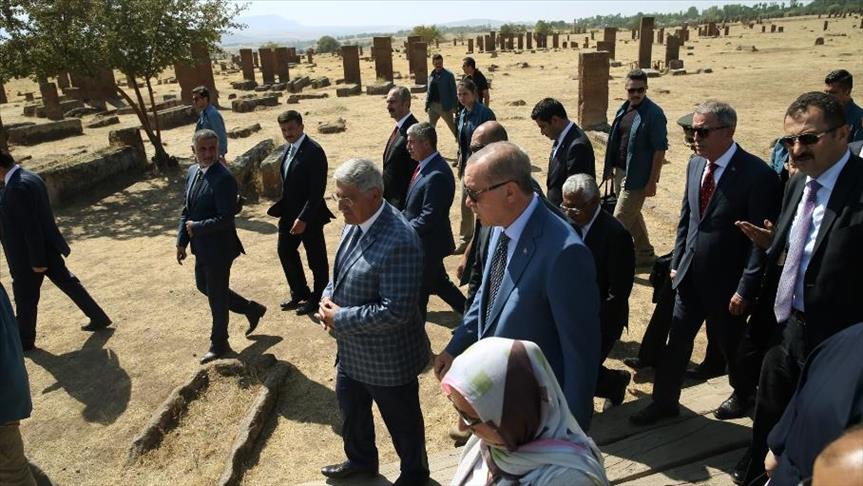 أردوغان يزور المقبرة السجلوقية في ذكرى معركة “ملاذكرد”