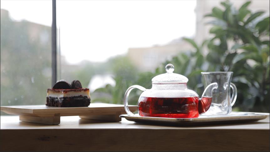 في إسطنبول.. مقهى يبدع 15 مذاقًا للشاي