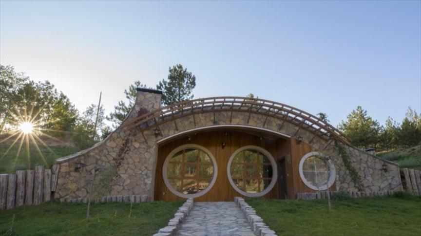 “الهوبيت”.. منازل عصرية على شكل أكواخ قديمة في تركيا