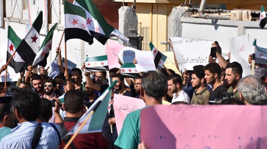 أطباء إدلب يتظاهرون للمطالبة بحماية دولية