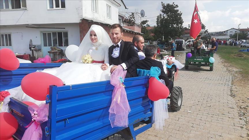 موكب زفاف تركي.. بدراجات زراعية!