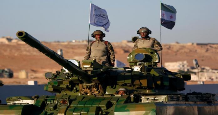 عناصر من الجيش السوري الحر يستخدمون دبابة تركية