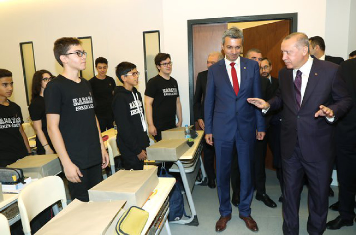 شاهد.. هكذا ردّ أردوغان على مدرّسة أرادت تقبيل يده
