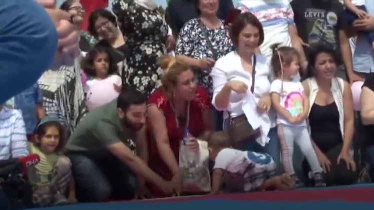 تركيا: أولمبياد سباق الزحف.. فعالية تركية للأطفال الرضع فقط! (فيديو مضحك)