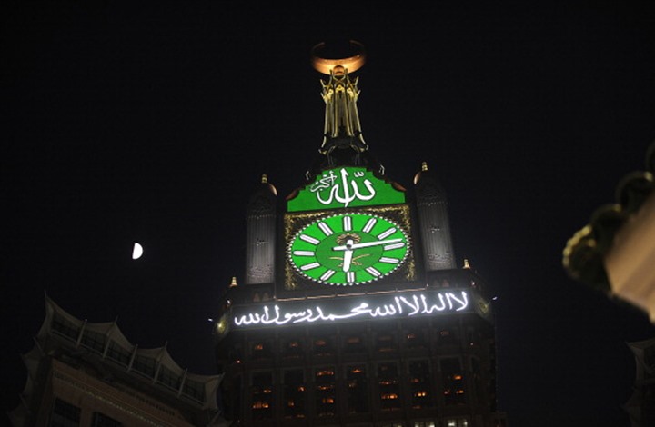 صاعقة رعدية تضرب ساعة مكة الشهيرة (شاهد)