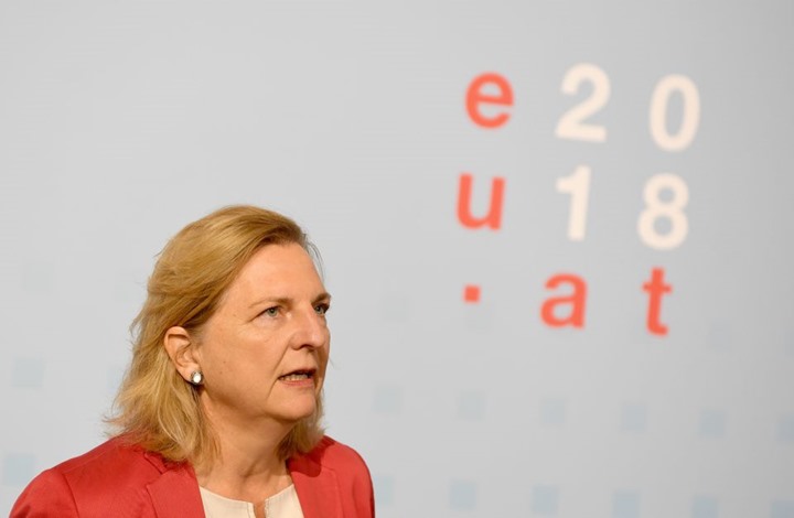 مفاجأة.. وزيرة الخارجية النمساوية تلقي خطابها بالعربية وتكشف عن السبب (شاهد)