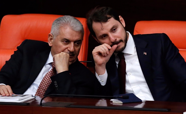 إجتماع مغلق بين يلدريم ووزير المالية التركي