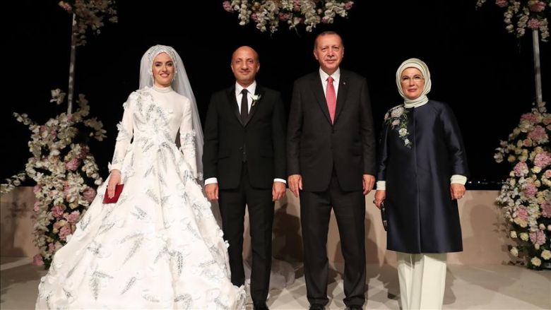 بالصور.. أردوغان يشارك بحفل زفاف نائب برلماني في إسطنبول