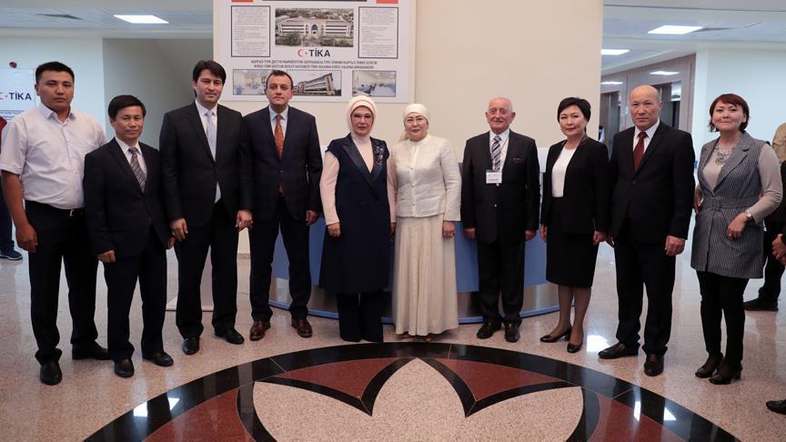 عقيلة أردوغان تزور مستشفى “بشكيك القرغيزي التركي للصداقة”