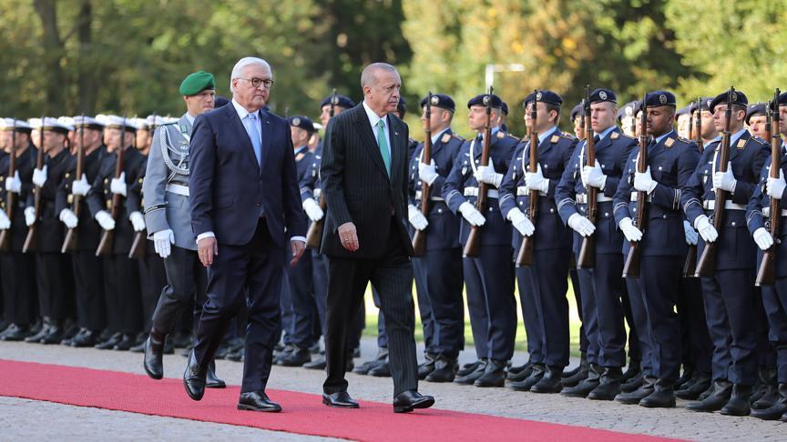 أردوغان يزور نصب “نيو فاخا” في العاصمة الألمانية برلين