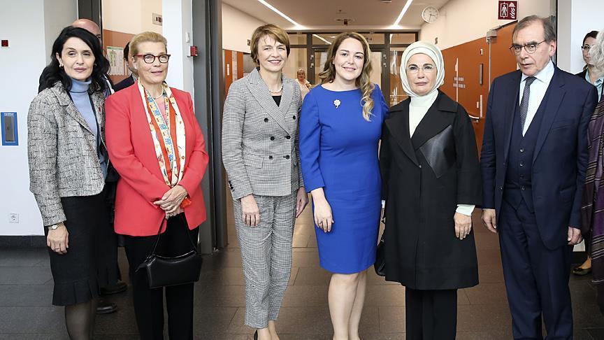 أمينة أردوغان تزور مستشفى “شاريتيه” برلين التاريخي