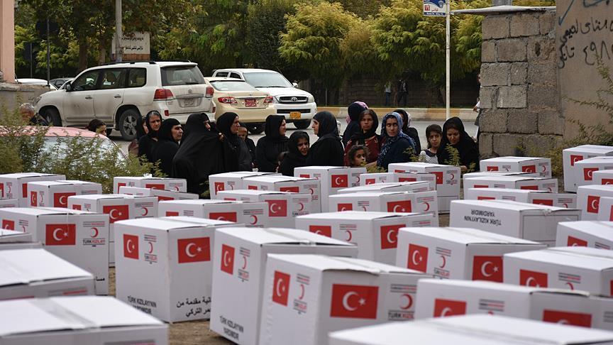 الهلال الأحمر التركي يوزع مساعدات على 100 أسرة محتاجة