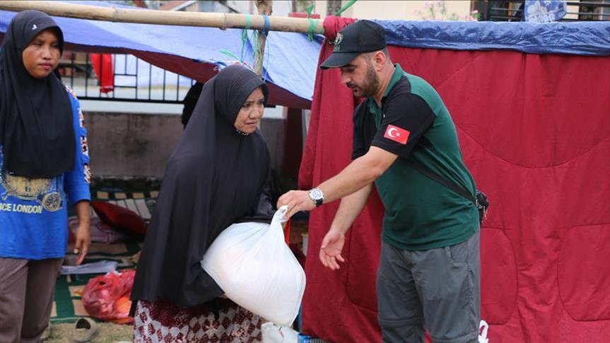 “الإغاثة الإنسانية” التركية توصل مساعدات عاجلة لمنكوبي زلزال إندونيسيا