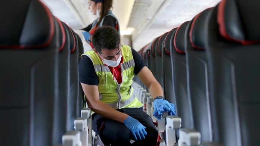 فرق النظافة بمطار أتاتورك.. تسابق الزمن لرحلات نظيفة وآمنة