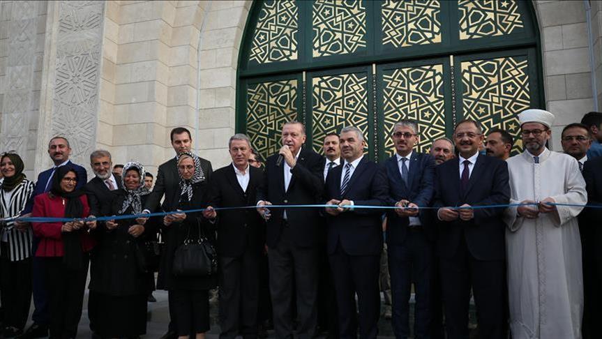 أردوغان يفتتح مسجداً يحمل اسم وزير الدفاع التركي