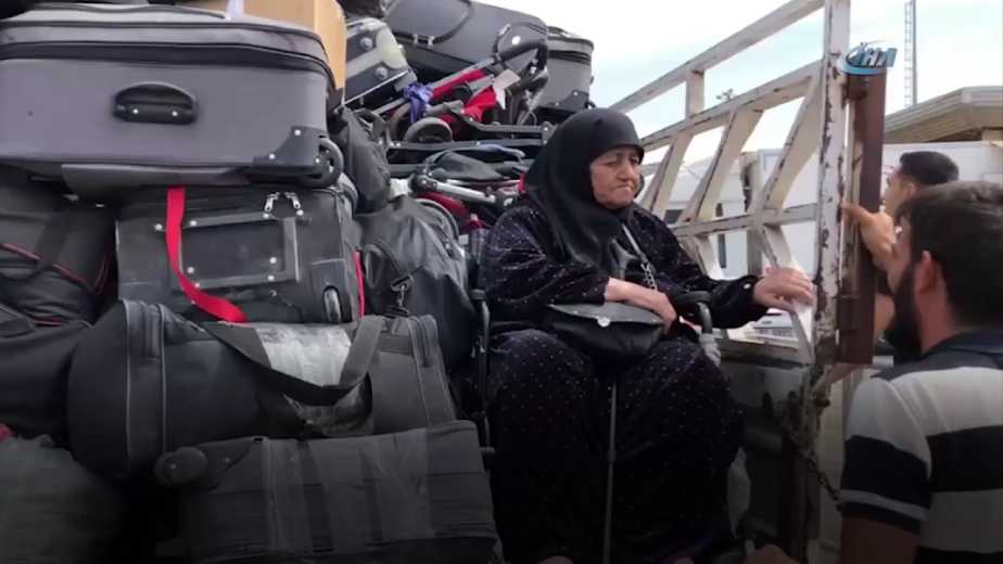 السيدة السورية المسنة والتي لجأت بين الحقائب إلى تركيا (قصة حزينة + فيديو)