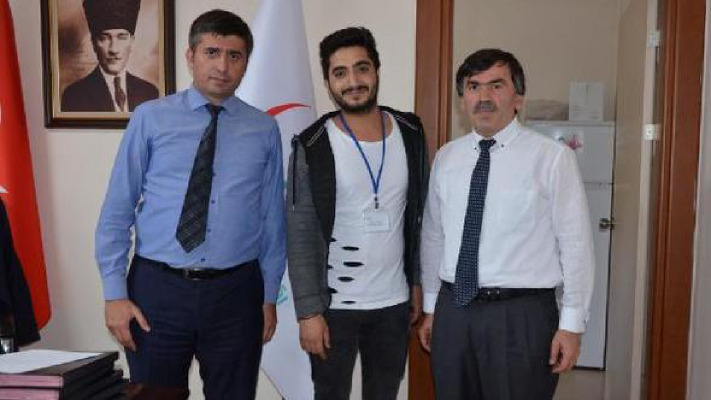 طاقم مستشفى تركي يعربون عن سعادتهم بسبب توظيف شاب سوري كمترجم .. وهذا ما قالوه