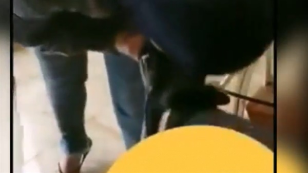 متداول: جندي لبناني يجبر امرأة علي تقبيل قدم زوجته (شاهد)